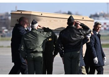 Oltre ai fiori di Comune e Regione anche quelli del Genoa