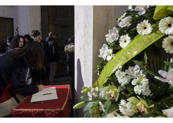 Sulla bara tre gigli bianchi