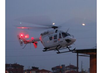 Ha ustioni su oltre il 50% del corpo e danni per le inalazioni