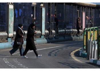 'Pressati da regime e minaccia guerra. Ma la società resiste'
