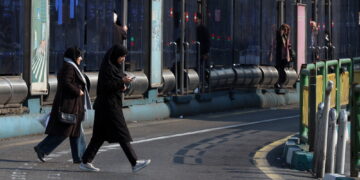 'Pressati da regime e minaccia guerra. Ma la società resiste'