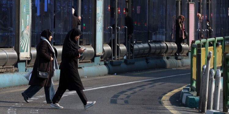 'Pressati da regime e minaccia guerra. Ma la società resiste'