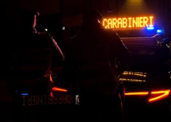 La vittima è in ospedale con ferite al collo