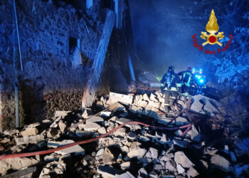 Si scava tra le macerie per escludere la presenza di persone