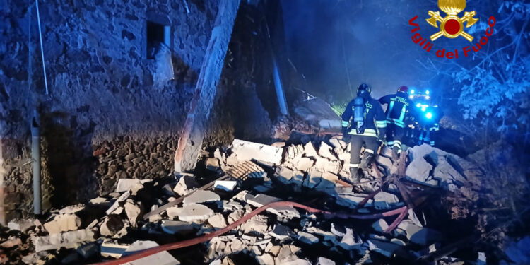 Si scava tra le macerie per escludere la presenza di persone