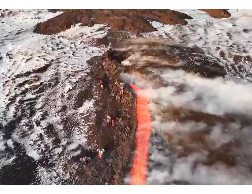 Etna, attività effusiva con colata nella desertica Valle del Bove