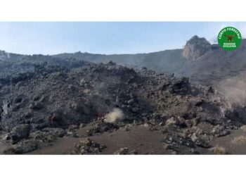 Fronte lavico alto 100 metri e largo 15 metri