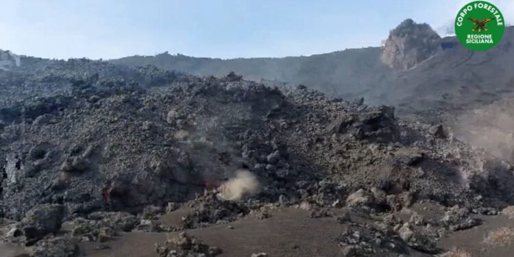 Fronte lavico alto 100 metri e largo 15 metri