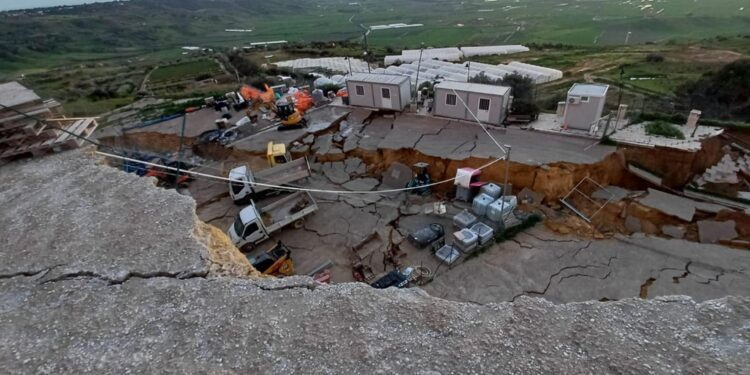 Sfollati portati al Palasport. Schifani e Musumeci seguono con attenzione
