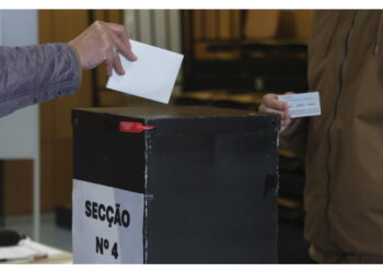 In lizza con lui per il ballottaggio il sovranista Ventura e il candidato liberale