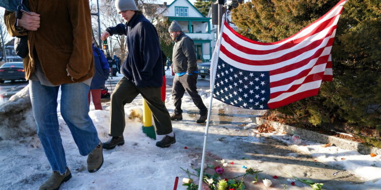 Manifestazione davanti a un ufficio federale nella città della sparatoria