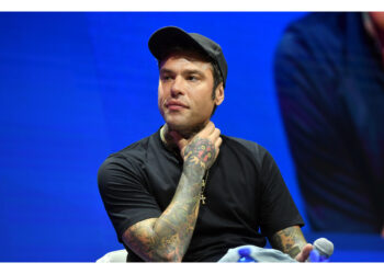 Il rapper smentisce le indiscrezioni. "Nel mio podcast finora solo ospiti a favore del no"