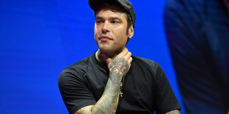 Il rapper smentisce le indiscrezioni. "Nel mio podcast finora solo ospiti a favore del no"