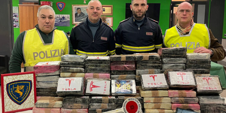 L'arresto è avvenuto nell'area di servizio Flaminia Ovest. I panetti trovati nella cabina