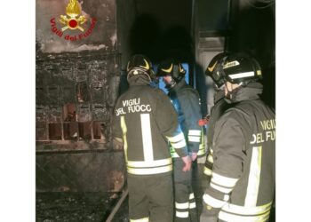 Allontanati gli inquilini di 19 appartamenti. Fumi risaliti nel vano scale