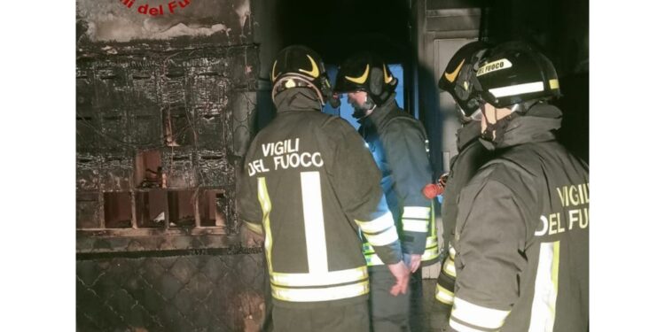 Allontanati gli inquilini di 19 appartamenti. Fumi risaliti nel vano scale