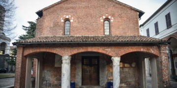 Fuori la Chiesa picchetto d'onore dei Vigili del Fuoco