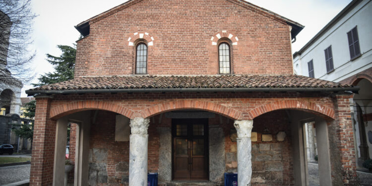 Fuori la Chiesa picchetto d'onore dei Vigili del Fuoco