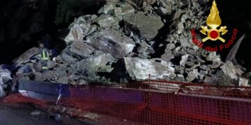 Unità cinofila in azione per verificare la presenza di persone coinvolte