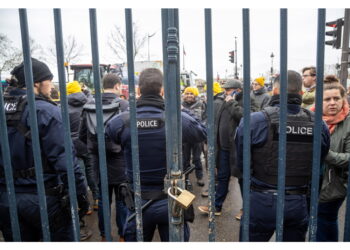 La presidente cerca il dialogo ma viene fischiata. Incontro alle 14