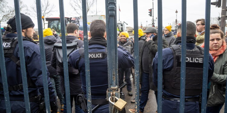 La presidente cerca il dialogo ma viene fischiata. Incontro alle 14