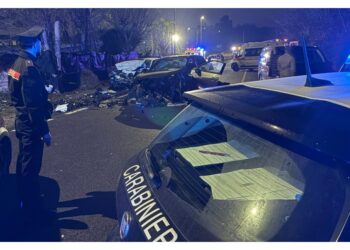 Incidente ieri sera a Tor San Lorenzo. Indagano i carabinieri