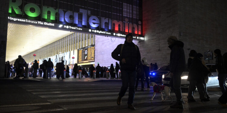 Al lavoro i vigili del fuoco