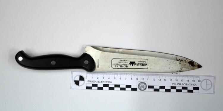 Un altro ferito lievemente a un dito