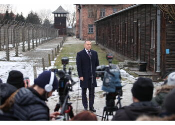 Direttore Museo Piotr Cywinski durante la cerimonia commemorativa