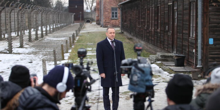 Direttore Museo Piotr Cywinski durante la cerimonia commemorativa