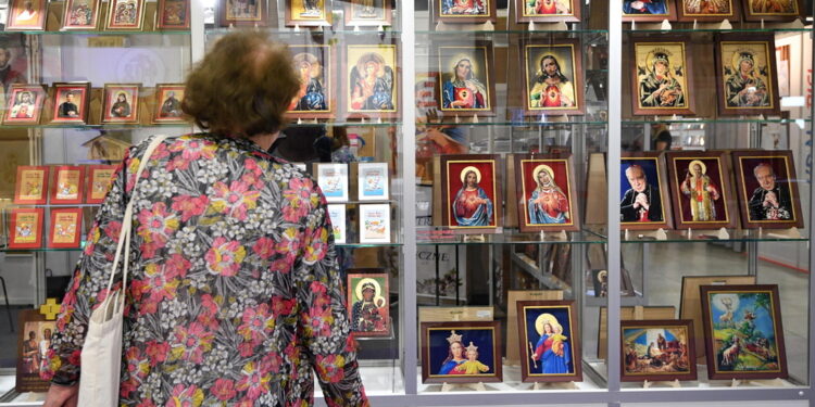 Il rosario resta tra gli oggetti più richiesti. A Bologna la fiera Devotio a fine mese
