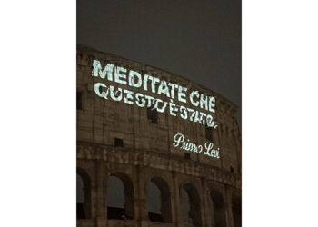 Il Colosseo illuminato per il Giorno della Memoria