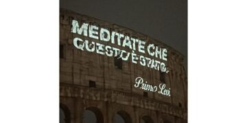 Il Colosseo illuminato per il Giorno della Memoria