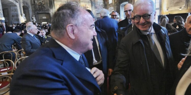 Stretta di mano e sorrisi con il sottosegretario Mantovano