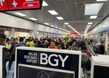 Disagi nella notte per migliaia di passeggeri accampati