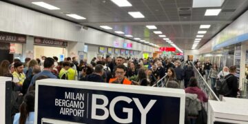 Disagi nella notte per migliaia di passeggeri accampati