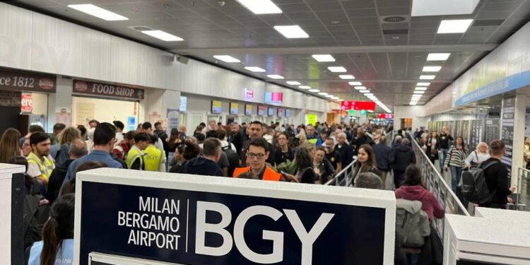 Disagi nella notte per migliaia di passeggeri accampati