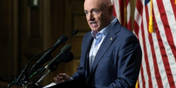 E' l'astronauta a capo dell'ultima missione dello Space Shuttle Endeavour nel 2011