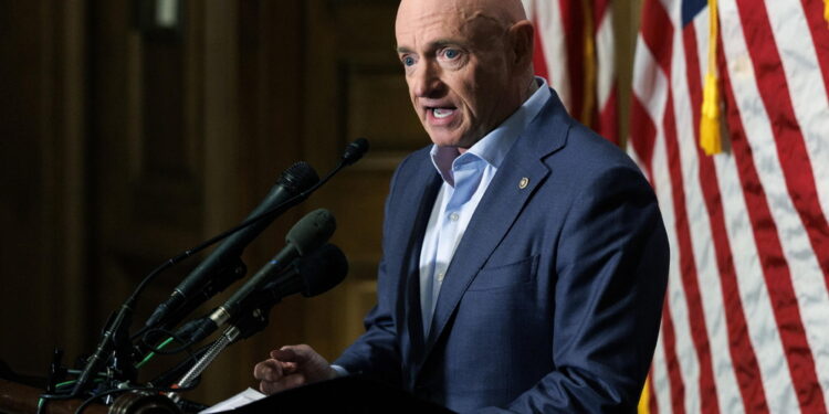 E' l'astronauta a capo dell'ultima missione dello Space Shuttle Endeavour nel 2011