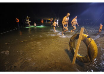 Il rito tradizionale osservato anche dal presidente bielorusso Lukashenko