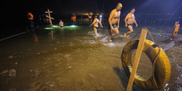 Il rito tradizionale osservato anche dal presidente bielorusso Lukashenko