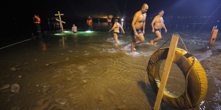 Il rito tradizionale osservato anche dal presidente bielorusso Lukashenko