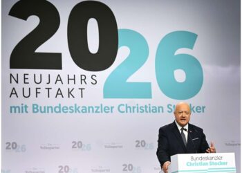 E annuncia un referendum sulla leva e la sanità