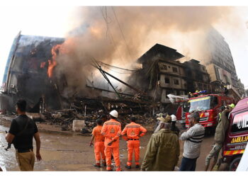 Devastata la struttura a Karachi. Sessanta persone risultano ancora disperse