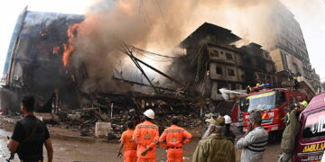 Devastata la struttura a Karachi. Sessanta persone risultano ancora disperse