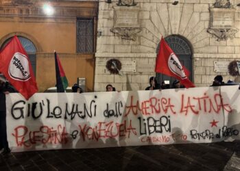 Circa 50 persone sotto la Prefettura. "Giù le mani dall'America Latina"