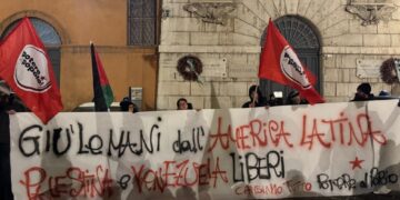 Circa 50 persone sotto la Prefettura. "Giù le mani dall'America Latina"