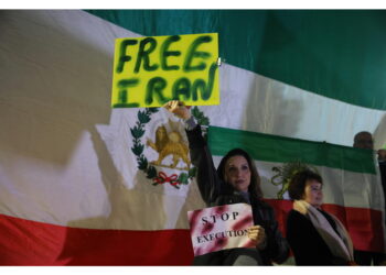 Urlati slogan a sostegno di Reza Pahlavi