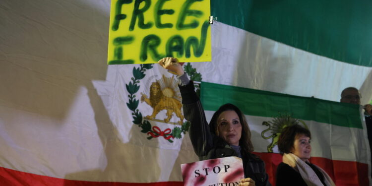 Urlati slogan a sostegno di Reza Pahlavi