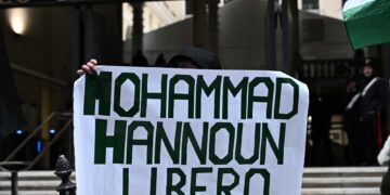 Moni Ovadia tra i primi a sottoscrivere l'appello